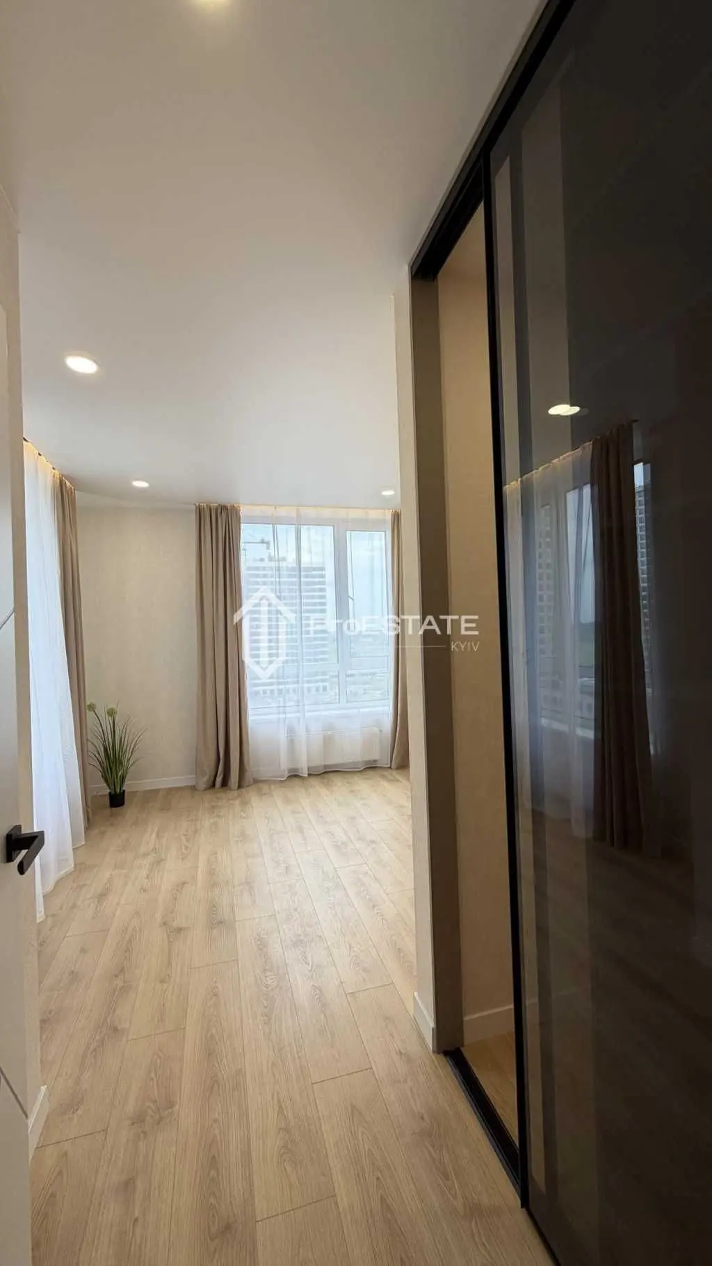 Фото Selling a 2-room apartment, 71 sq.m., Oleksandra Olesya street  Kyiv, price: 8142317 UAH, code 6955