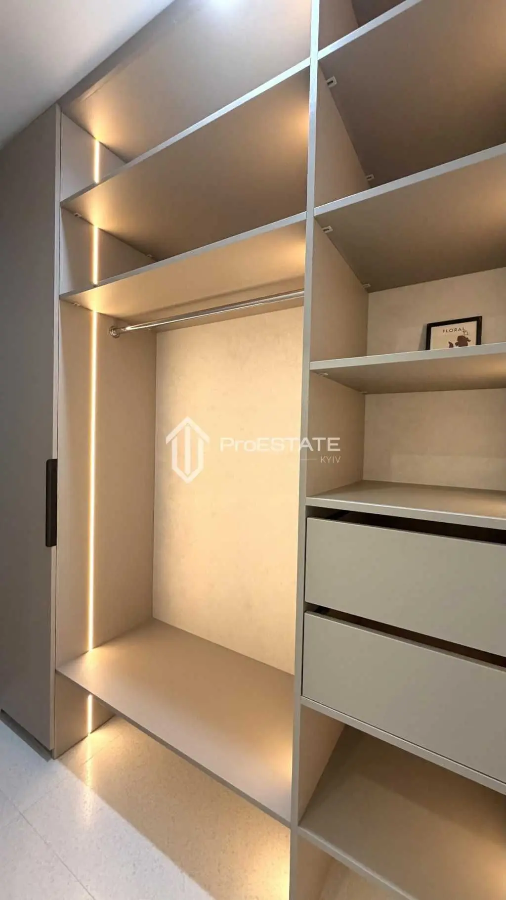 Фото Selling a 2-room apartment, 71 sq.m., Oleksandra Olesya street  Kyiv, price: 8142317 UAH, code 6955