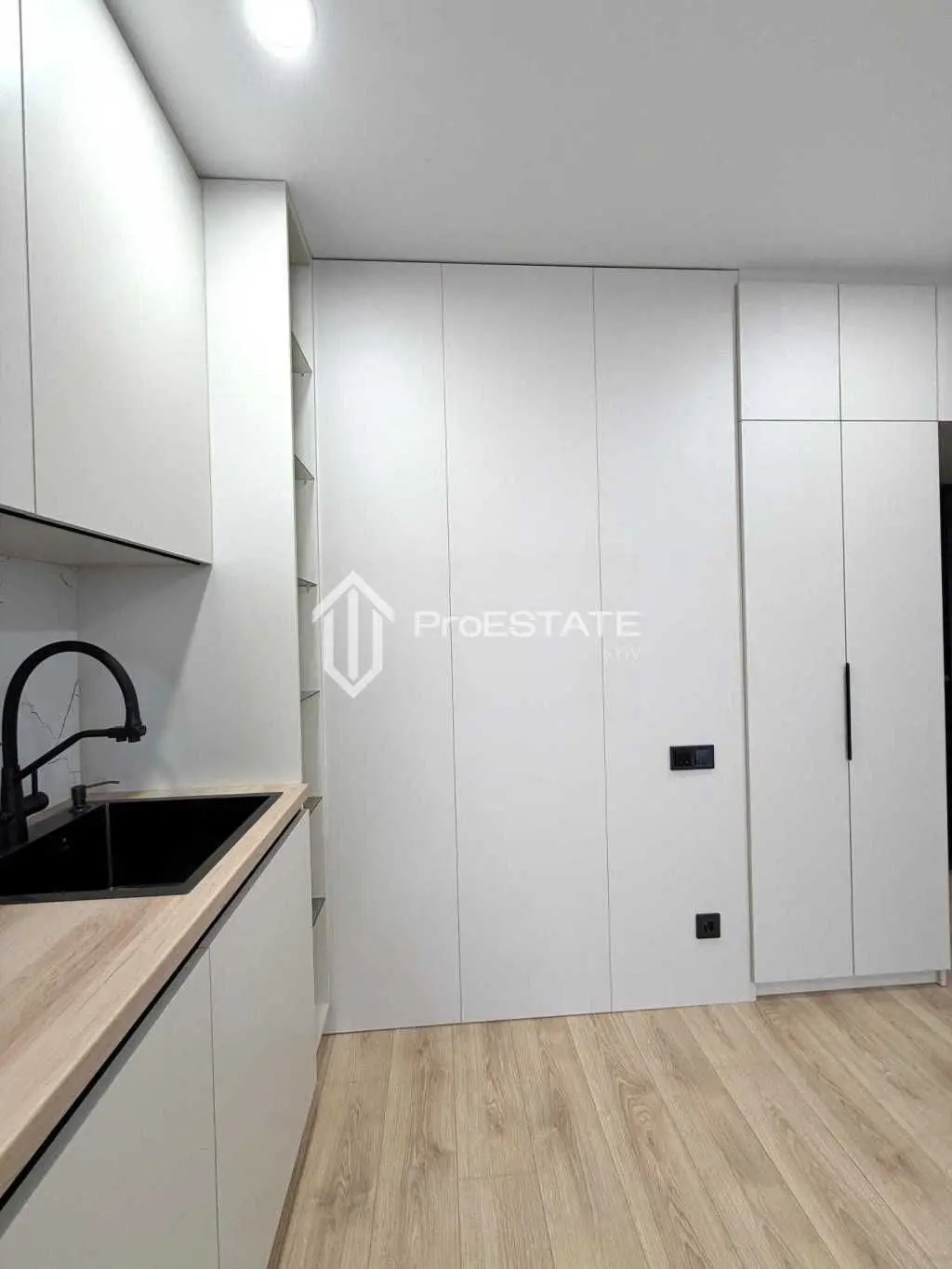 Фото Selling a 1-room apartment, 44 sq.m., Vsevoloda Zmiyenka street  Kyiv, price: 5271197 UAH, code 6957