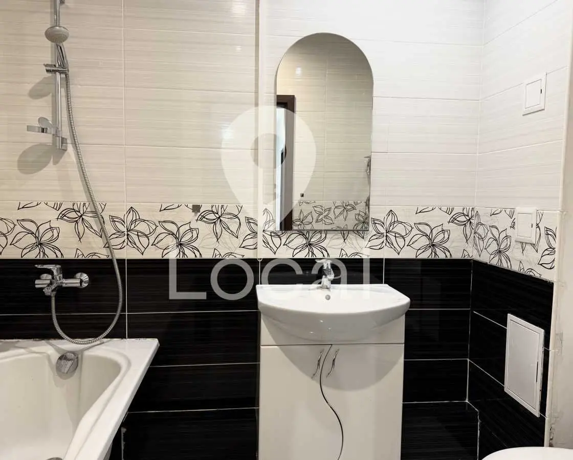 Фото Selling a 2-room apartment, 84.5 sq.m., Kharkivske Road  Kyiv, price: 82000 USD, code 7013