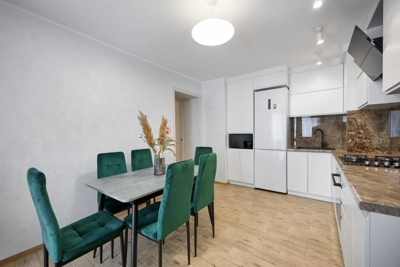 Фото Selling a 2-room apartment, 53.3 sq.m., Hlynianskyi Trakt Street  Lviv, price: 96000 EUR, code 7141