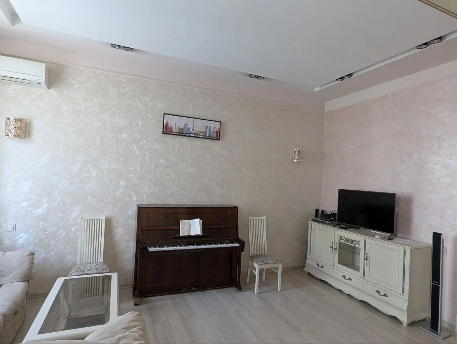 Фото Rent a 3-room apartment, Vozdvyzhenska Street  Kyiv for long-term rent, price: 1200 $, code 7163
