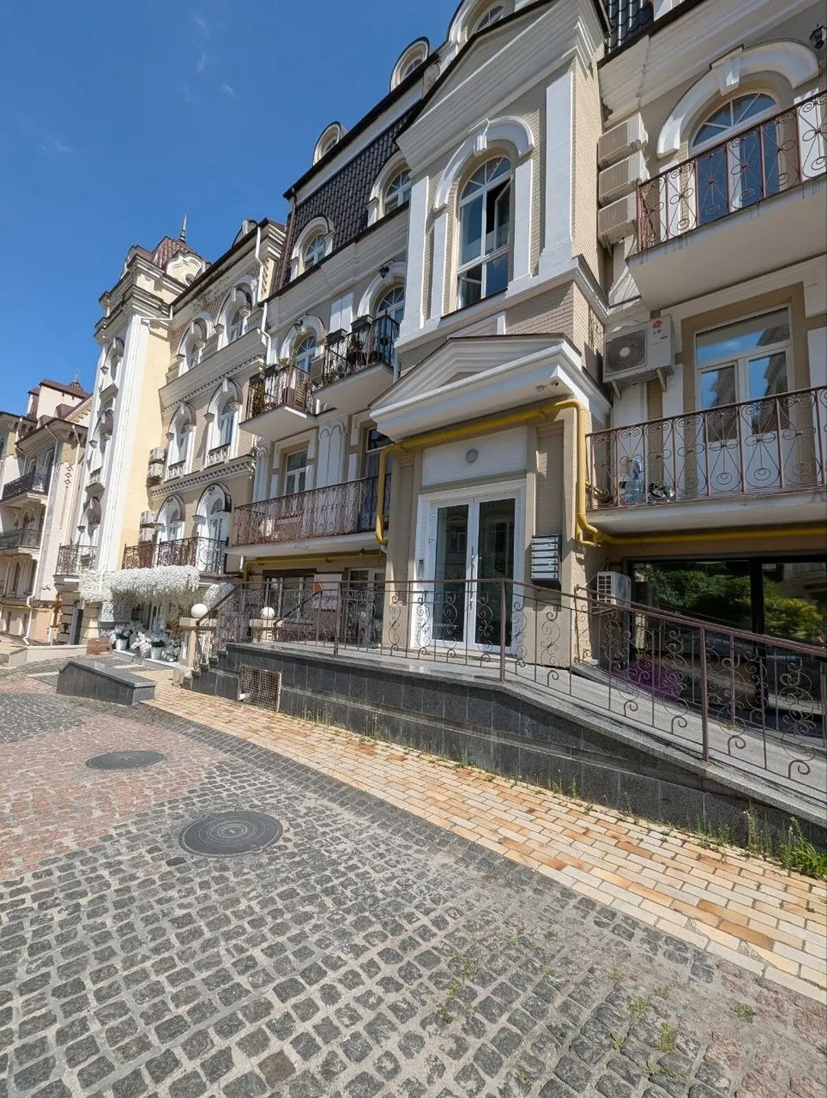 Фото Rent a 3-room apartment, Vozdvyzhenska Street  Kyiv for long-term rent, price: 1200 $, code 7163