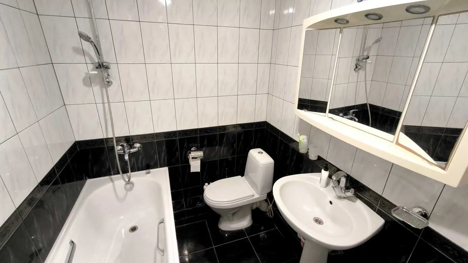 Фото Selling a 1-room apartment, 45.7 sq.m., Volodymyra Monomakha Street (Moskovska Street) 63 Dnipro, price: 39000 USD, code 7456
