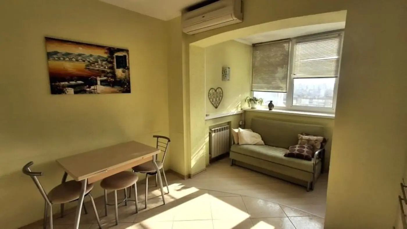 Фото Продаю 1-комнатную квартиру, 45 кв. м, Драгоманова ул. 12 Киев, цена: 74900 $, код 7497