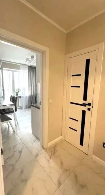 Фото Selling a 2-room apartment, 80 sq.m., Mykoly Bazhana Avenue  Kyiv, price: 120000 $, code 7571