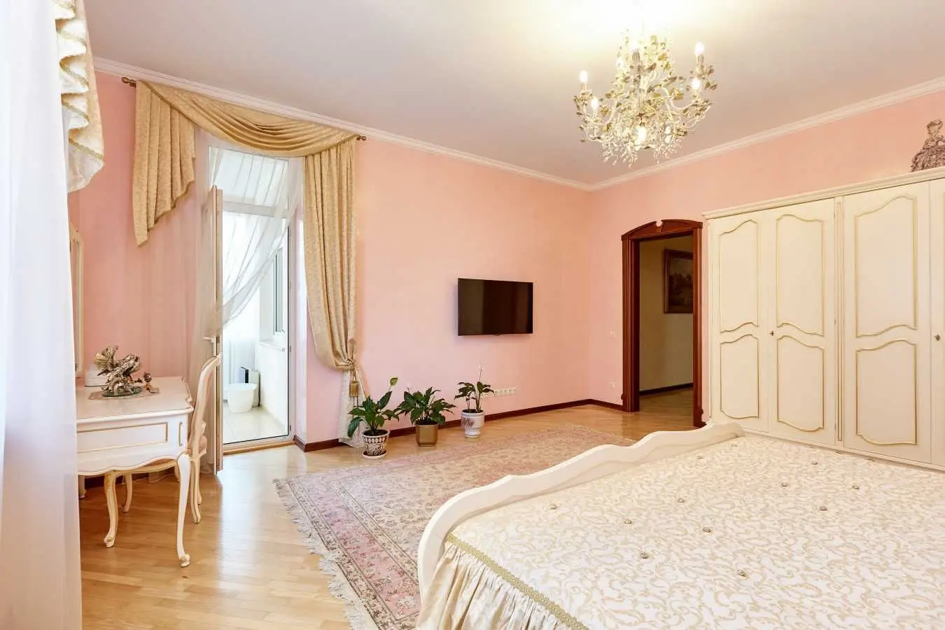 Фото Selling a 3-room apartment, 210 sq.m., Staronavodnytska Street 13 Kyiv, price: 500000 USD, code 7600