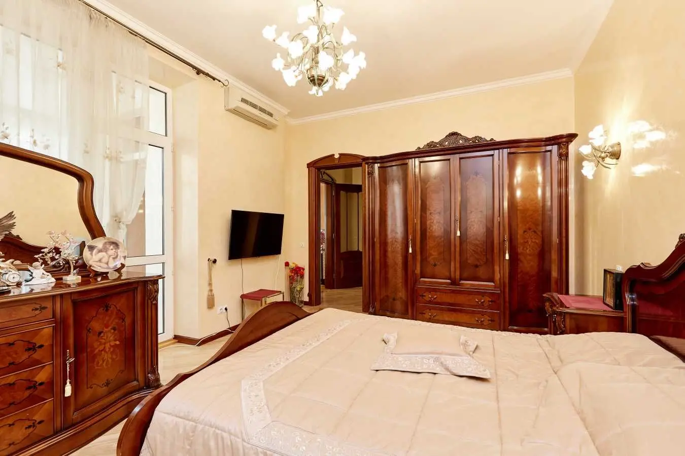 Фото Selling a 3-room apartment, 210 sq.m., Staronavodnytska Street 13 Kyiv, price: 500000 USD, code 7600