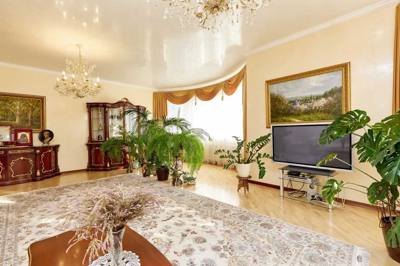 Фото Rent a 4-room apartment, Staronavodnytska Street 13 Kyiv for long-term rent, price: 2200 USD, code 7667