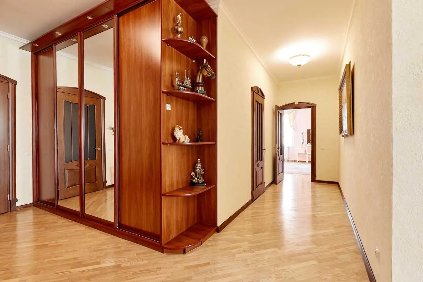 Фото Rent a 4-room apartment, Staronavodnytska Street 13 Kyiv for long-term rent, price: 2200 USD, code 7667