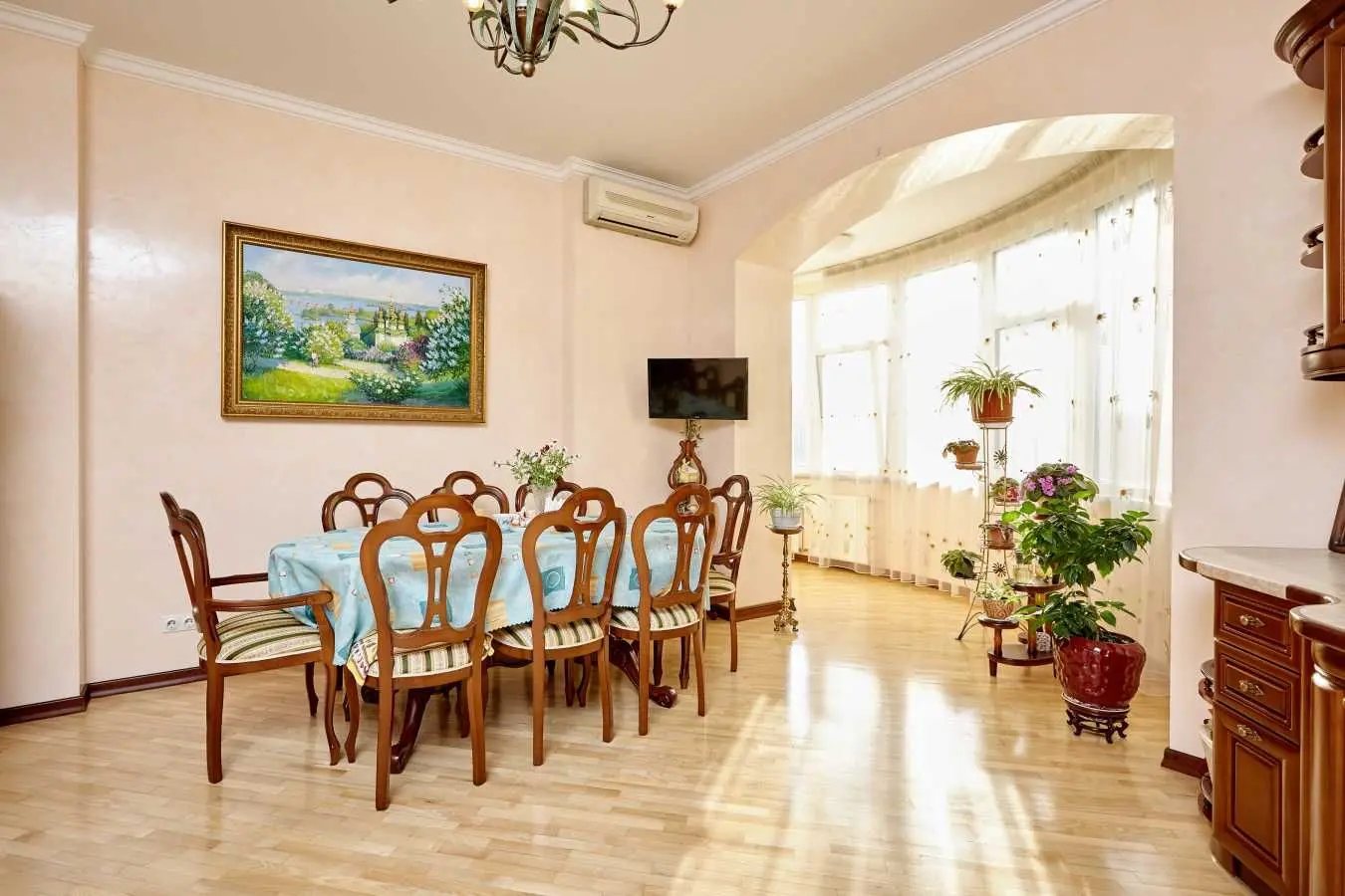 Фото Rent a 4-room apartment, Staronavodnytska Street 13 Kyiv for long-term rent, price: 2200 USD, code 7667
