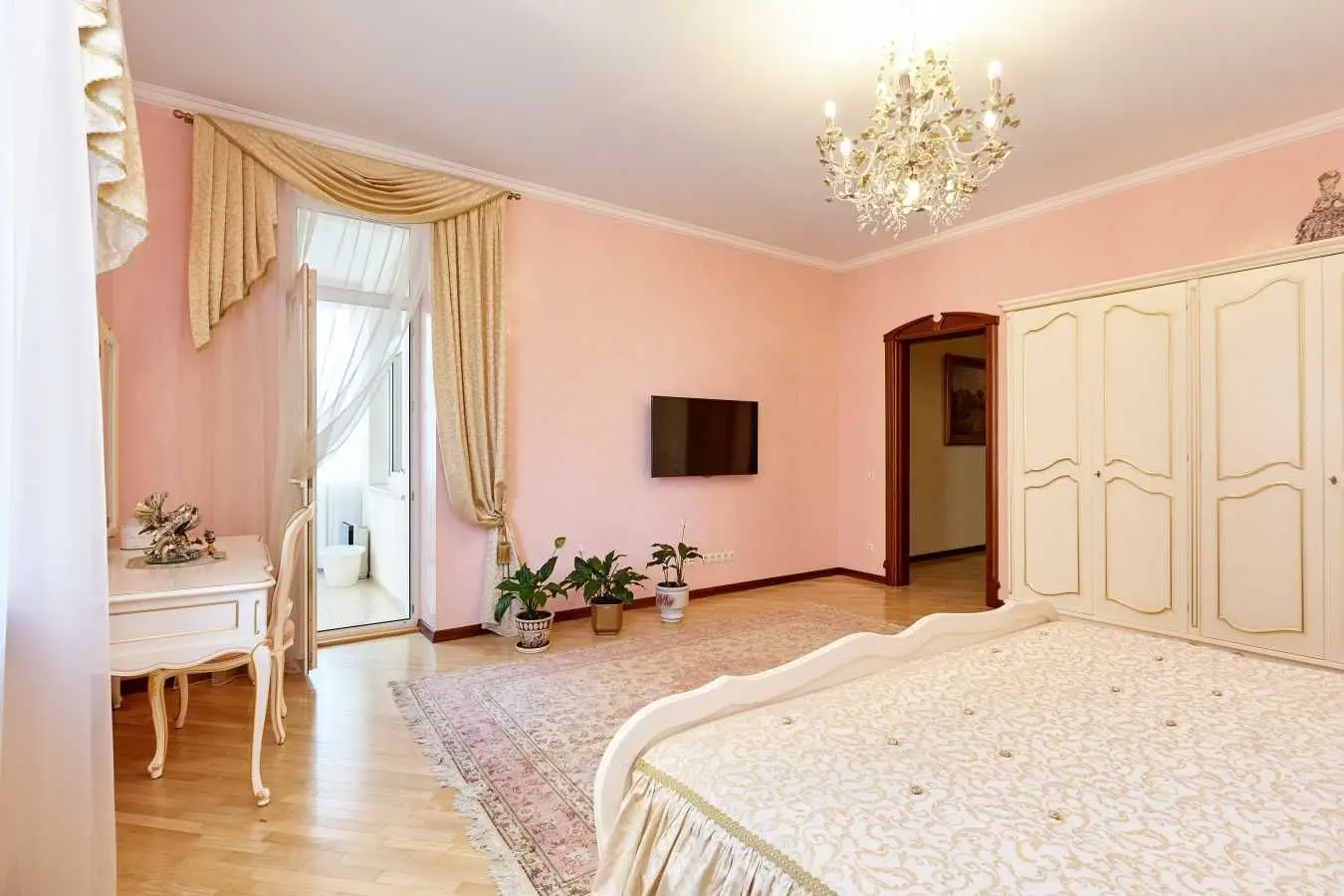 Фото Rent a 4-room apartment, Staronavodnytska Street 13 Kyiv for long-term rent, price: 2200 USD, code 7667