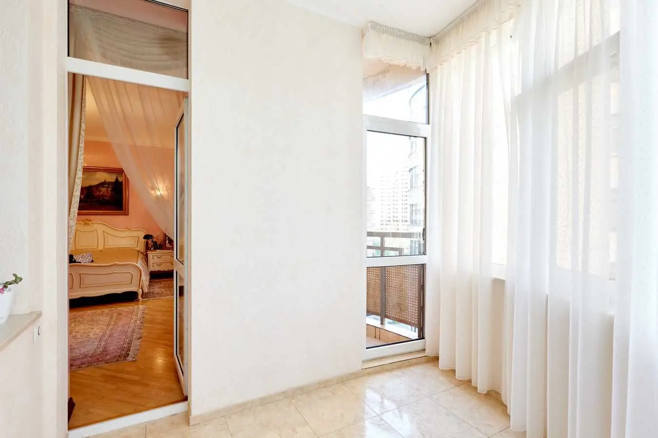 Фото Rent a 4-room apartment, Staronavodnytska Street 13 Kyiv for long-term rent, price: 2200 USD, code 7667