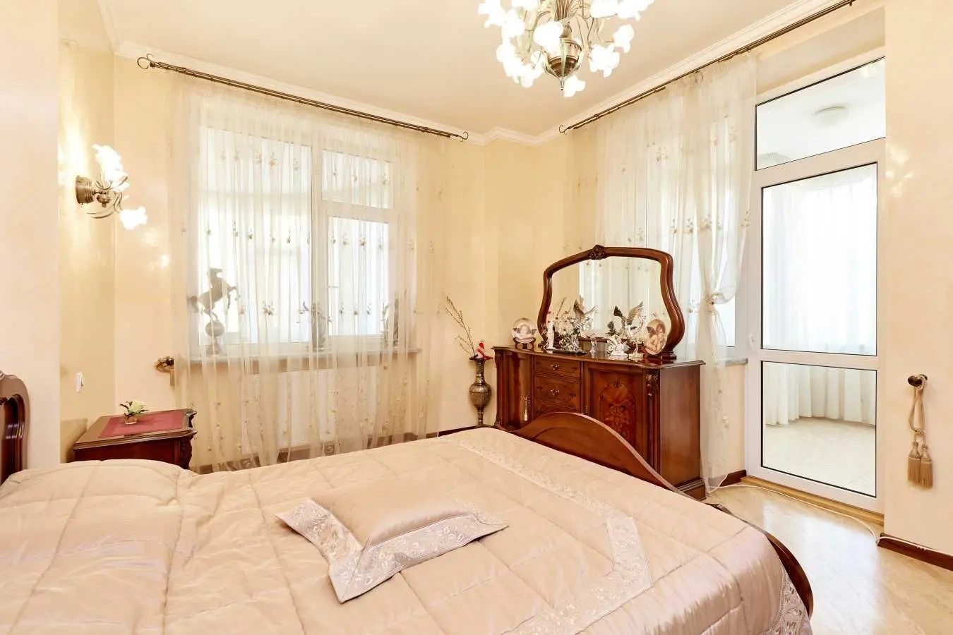 Фото Rent a 4-room apartment, Staronavodnytska Street 13 Kyiv for long-term rent, price: 2200 USD, code 7667