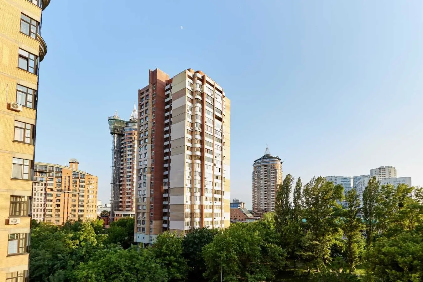 Фото Rent a 4-room apartment, Staronavodnytska Street 13 Kyiv for long-term rent, price: 2200 USD, code 7667