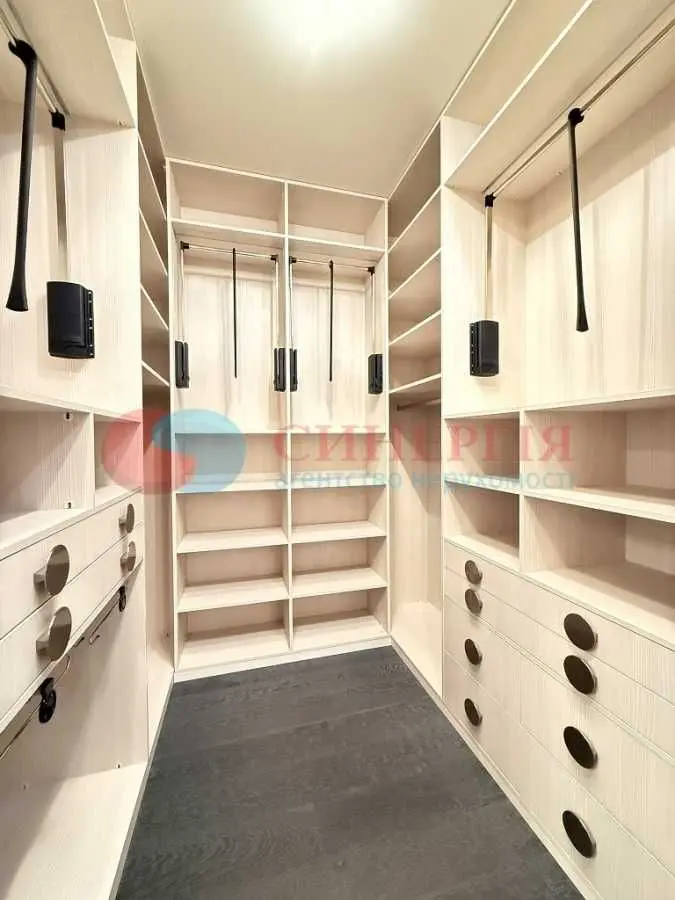 Фото Rent a 4-room apartment, Ivana Mazepy Street (Sichnevoho Povstannia Street) 3б Kyiv for long-term rent, price: 1600 USD, code 7817