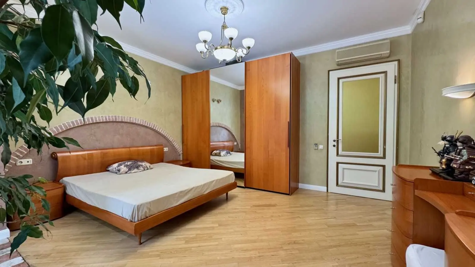 Фото Продаю 4 кімнатну квартиру, 130 кв. м, Михайла Грушевського вул.  Київ, ціна: 265000 USD, код 8057