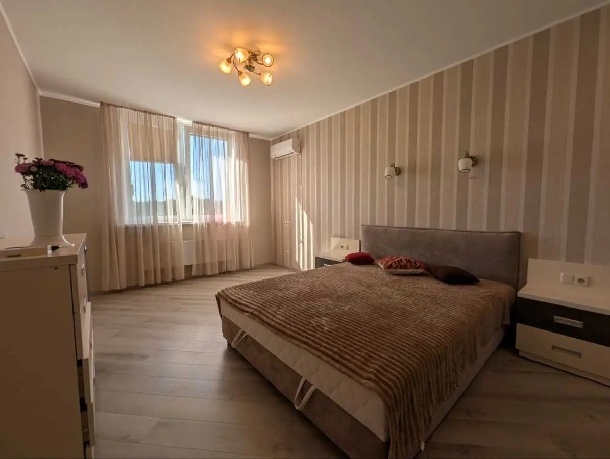Фото Зняти 1 кімнатну квартиру, Авіаконструктора Ігоря Сікорського вул. 1 Київ в довгострокову оренду, ціна: 25000 UAH, код 8070