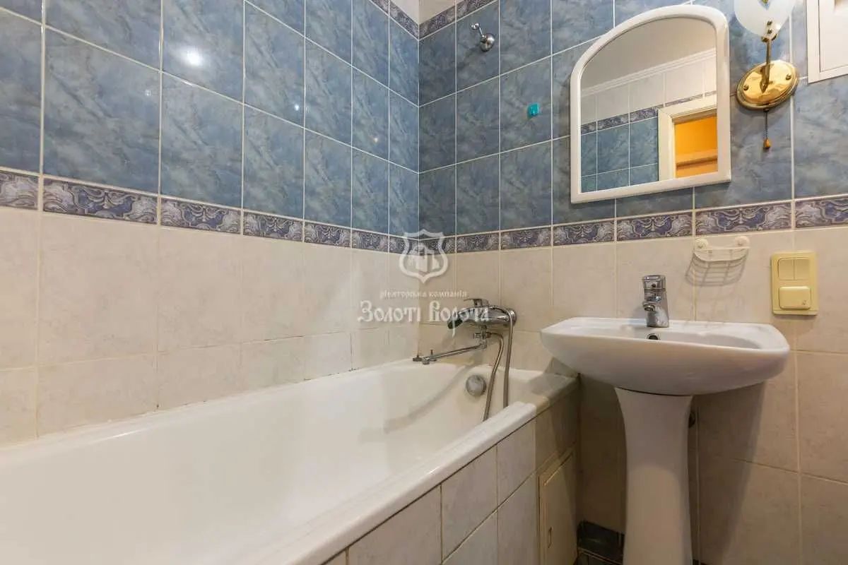 Фото Selling a 1-room apartment, 32.1 sq.m., Knyaziv Ostrozkykh street (Moskovska street) 36 Kyiv, price: 68000 USD, code 8158