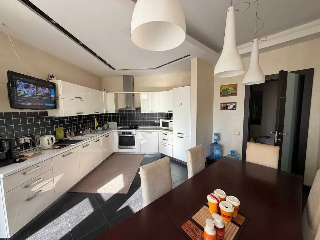 Фото Rent a 4-room apartment, Staronavodnytska Street 13 Kyiv for long-term rent, price: 1300 USD, code 8249