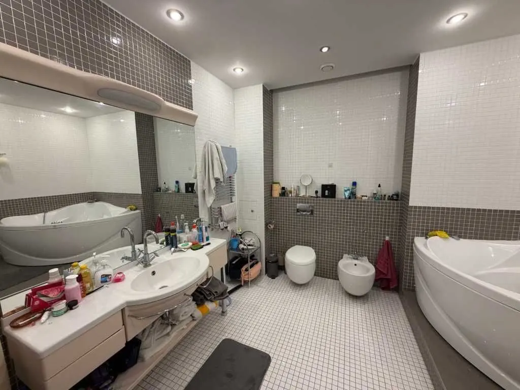 Фото Rent a 4-room apartment, Staronavodnytska Street 13 Kyiv for long-term rent, price: 1300 USD, code 8249