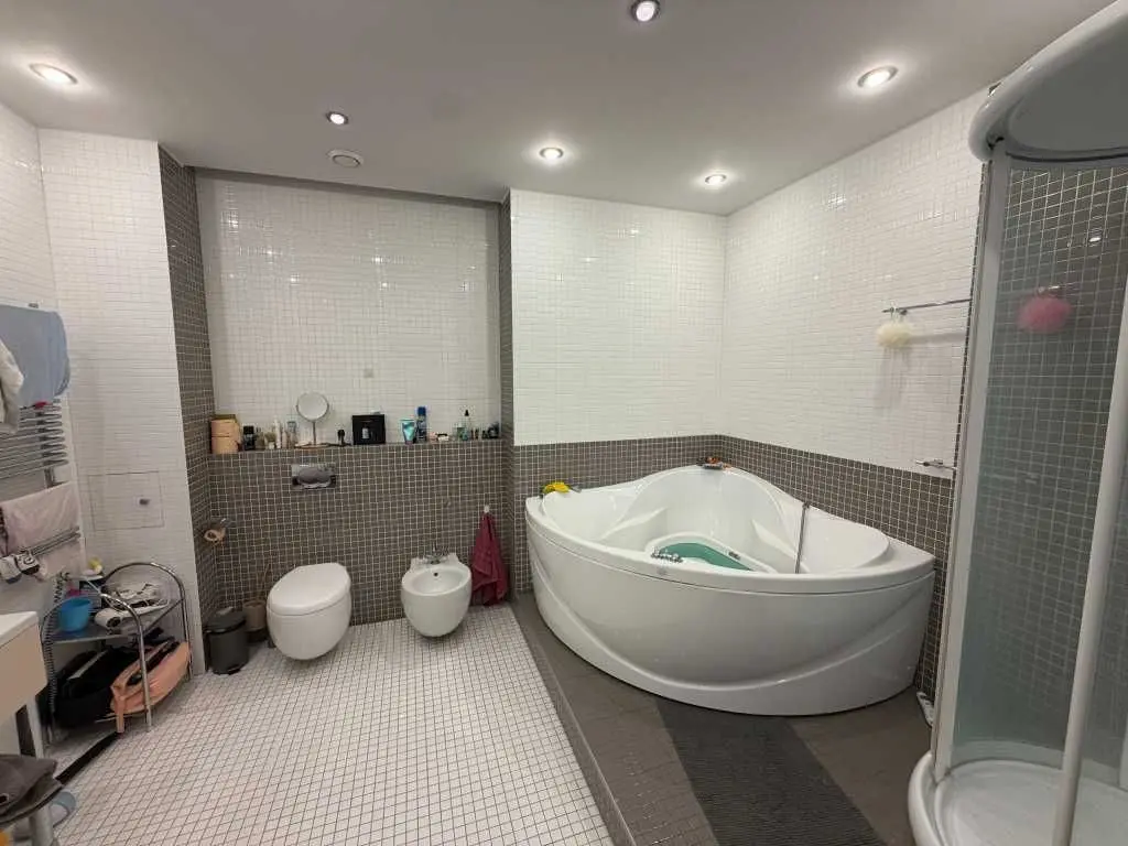 Фото Rent a 4-room apartment, Staronavodnytska Street 13 Kyiv for long-term rent, price: 1300 USD, code 8249