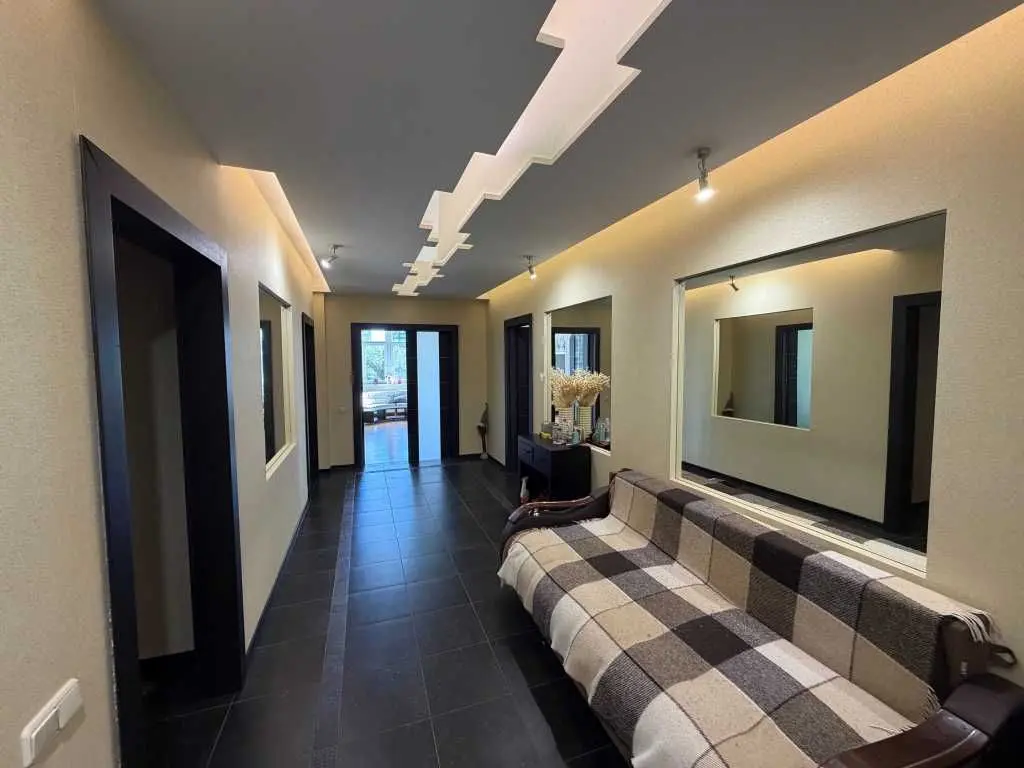 Фото Rent a 4-room apartment, Staronavodnytska Street 13 Kyiv for long-term rent, price: 1300 USD, code 8249