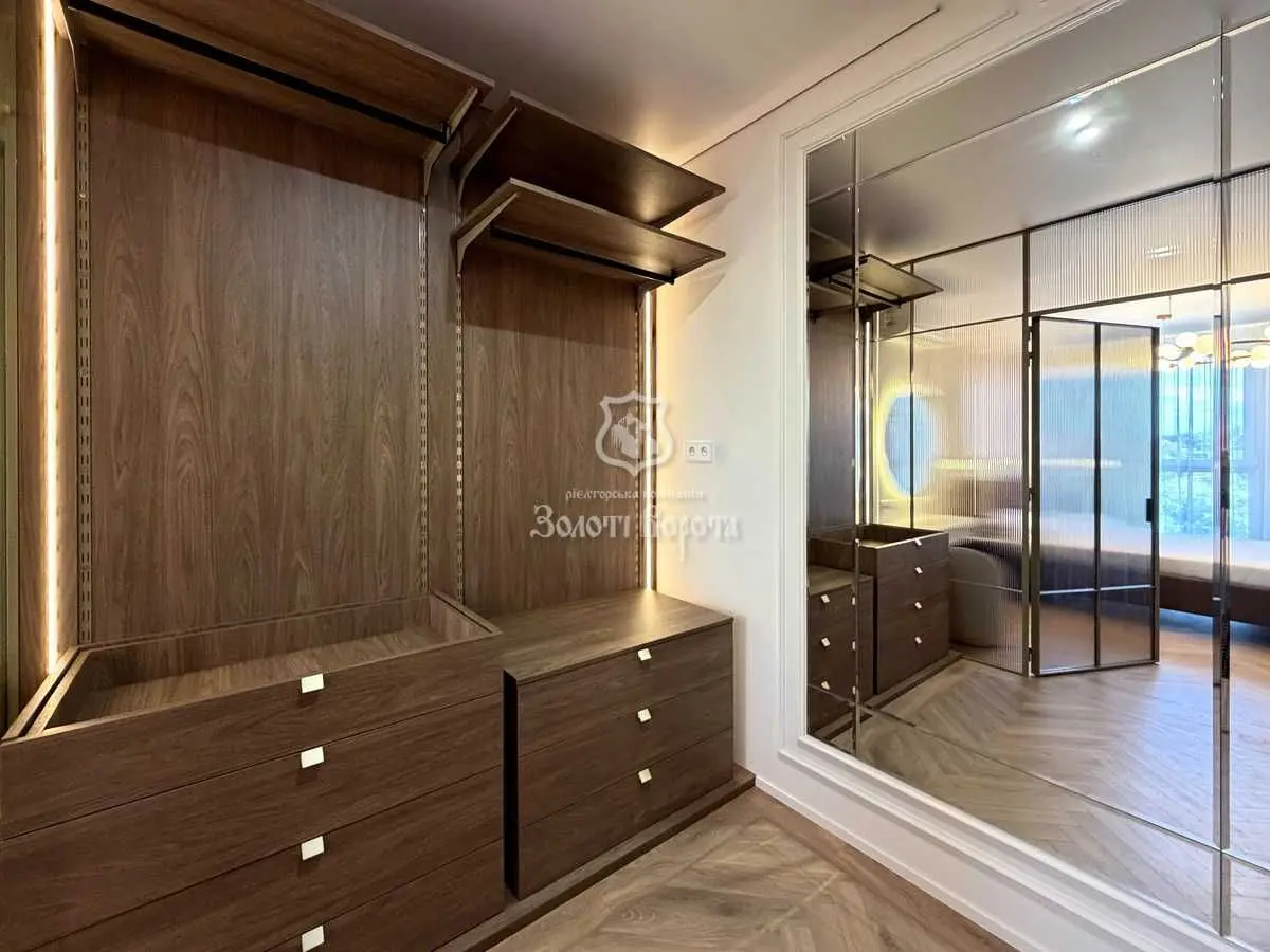 Фото Selling a 1-room apartment, 41.1 sq.m., Andriia Verkhohliada Street (Mykhaila Drahomyrova Street)  Kyiv, price: 149000 USD, code 8369