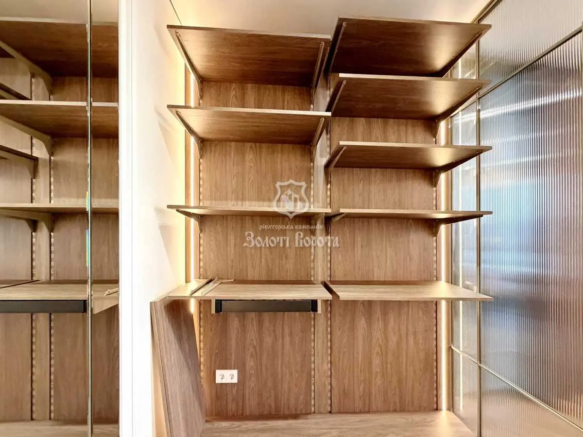 Фото Selling a 1-room apartment, 41.1 sq.m., Andriia Verkhohliada Street (Mykhaila Drahomyrova Street)  Kyiv, price: 149000 USD, code 8369