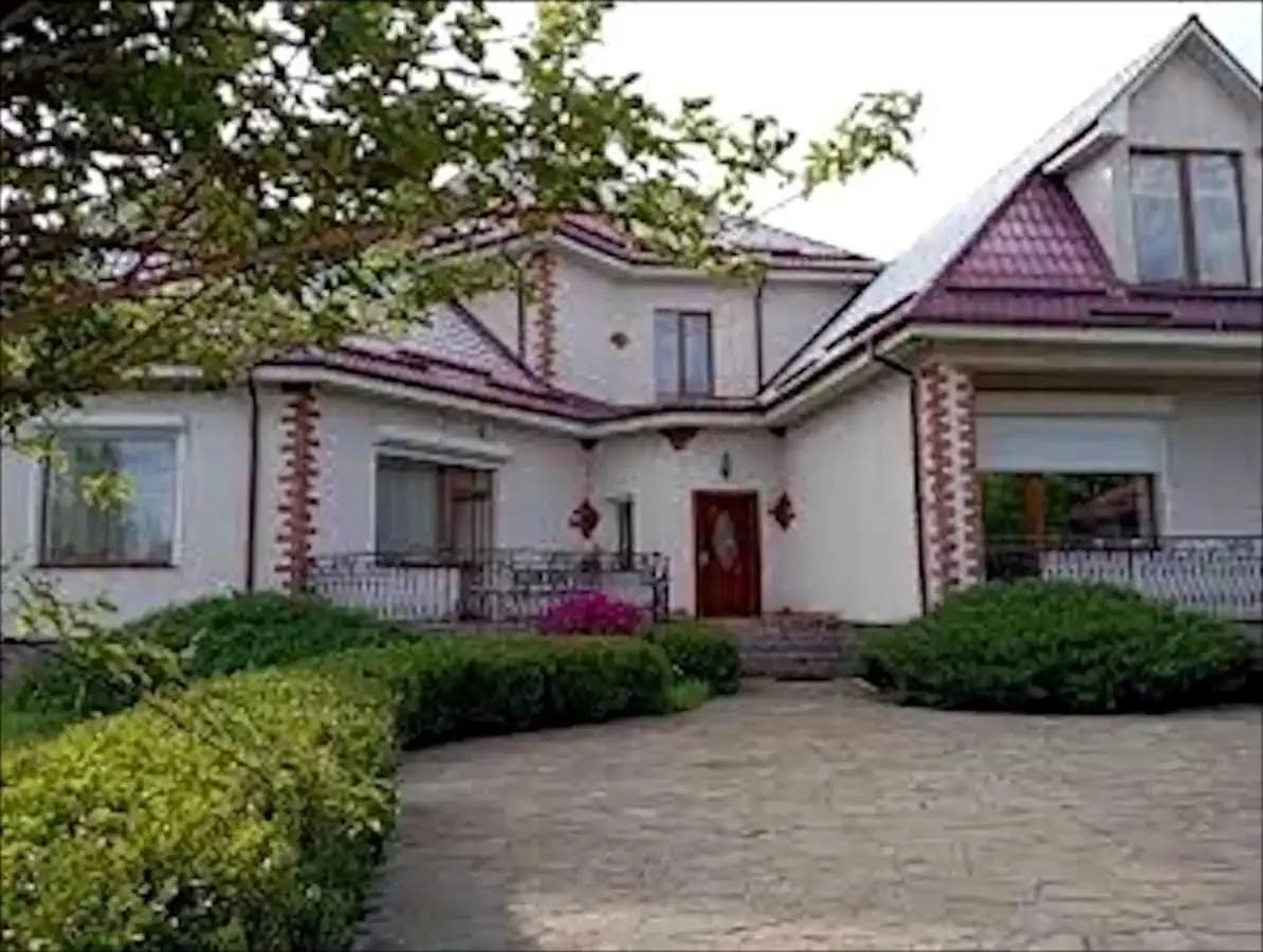 Фото Зняти будинок, Квітнева вул.  Бобриця в довгострокову оренду, ціна: 2000 USD, код 8460