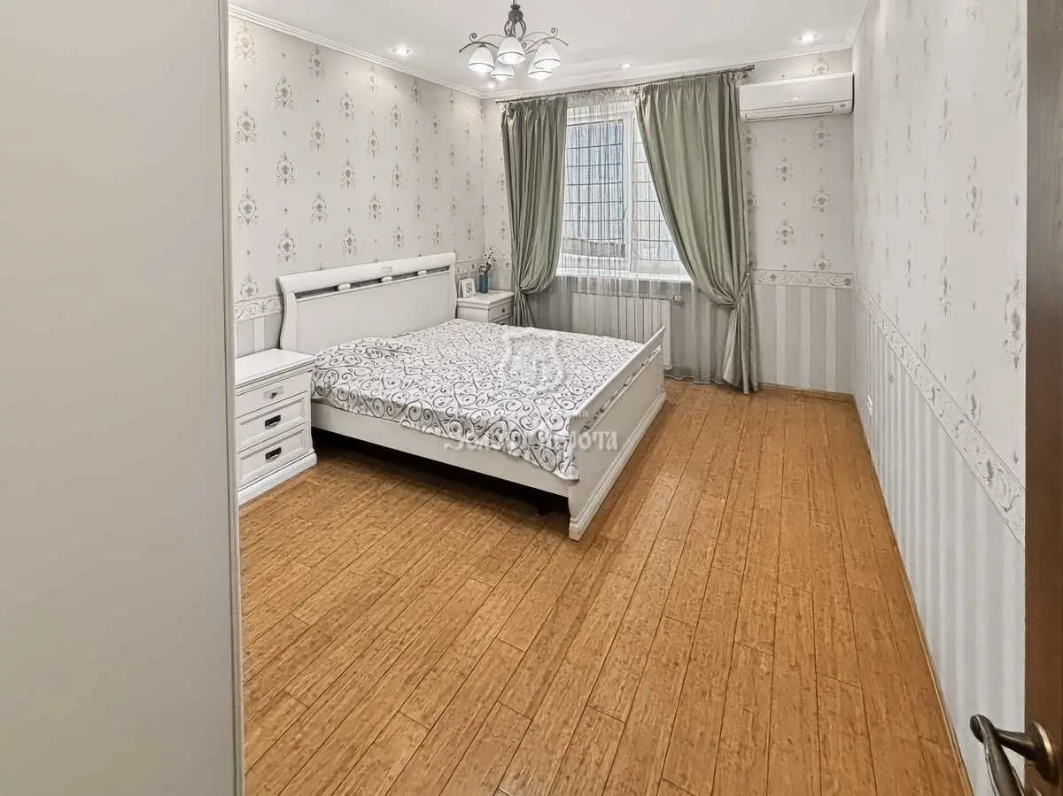 Фото Продаю 3-комнатную квартиру, 136 кв. м, Вышгородская ул. 45/2 Киев, цена: 215000 USD, код 8528