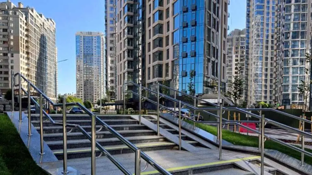 Фото Selling a 2-room apartment, 70.8 sq.m., Andriia Verkhohliada Street (Mykhaila Drahomyrova Street)  Kyiv, price: 207000 USD, code 8535