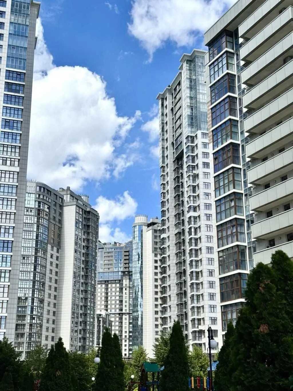 Фото Selling a 2-room apartment, 70.76 sq.m., Andriia Verkhohliada Street (Mykhaila Drahomyrova Street)  Kyiv, price: 205000 USD, code 8536