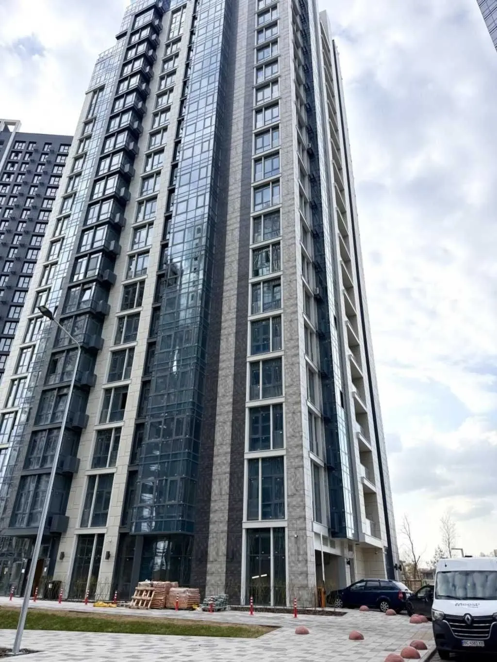 Фото Selling a 2-room apartment, 82.9 sq.m., Andriia Verkhohliada Street (Mykhaila Drahomyrova Street)  Kyiv, price: 254000 USD, code 8537
