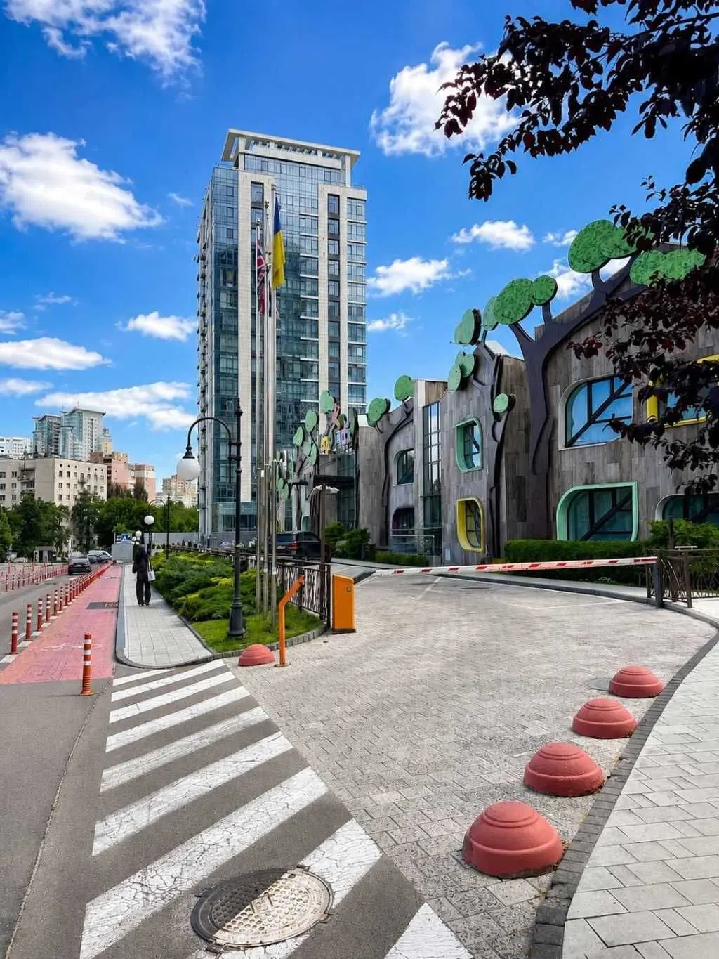 Фото Selling a 2-room apartment, 81 sq.m., Andriia Verkhohliada Street (Mykhaila Drahomyrova Street)  Kyiv, price: 248000 USD, code 8545