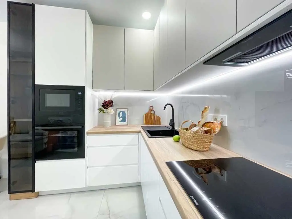 Фото Selling a 2-room apartment, 61 sq.m., Mykhaila Maksymovycha Street (Onufriia Trutenka Street)  Kyiv, price: 160000 USD, code 8705