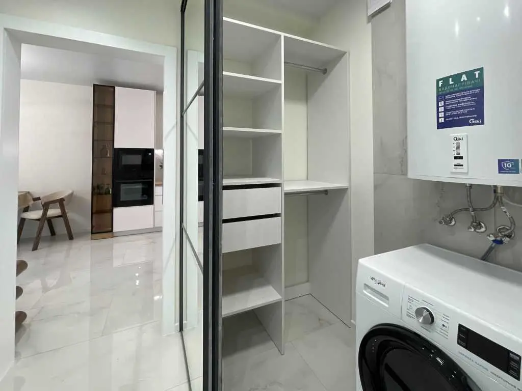 Фото Selling a 2-room apartment, 61 sq.m., Mykhaila Maksymovycha Street (Onufriia Trutenka Street)  Kyiv, price: 160000 USD, code 8705