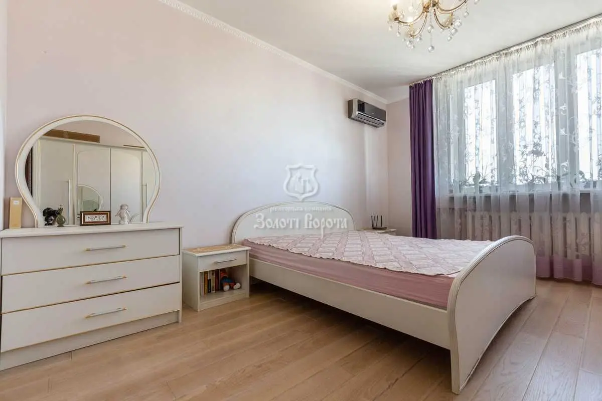 Фото Продаю 4-комнатную квартиру, 142 кв. м, Срибнокильская ул. 1 Киев, цена: 200000 USD, код 8753