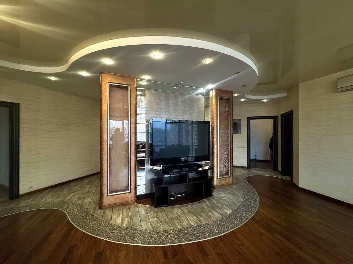 Фото Rent a 4-room apartment, Zhylianska Street 59 Kyiv for long-term rent, price: 52000 UAH, code 8762