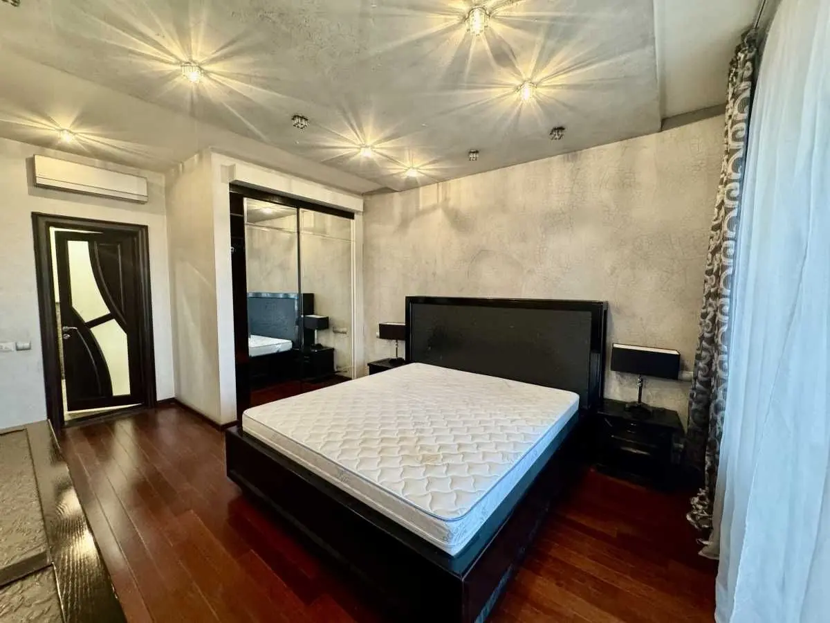 Фото Rent a 4-room apartment, Zhylianska Street 59 Kyiv for long-term rent, price: 52000 UAH, code 8762