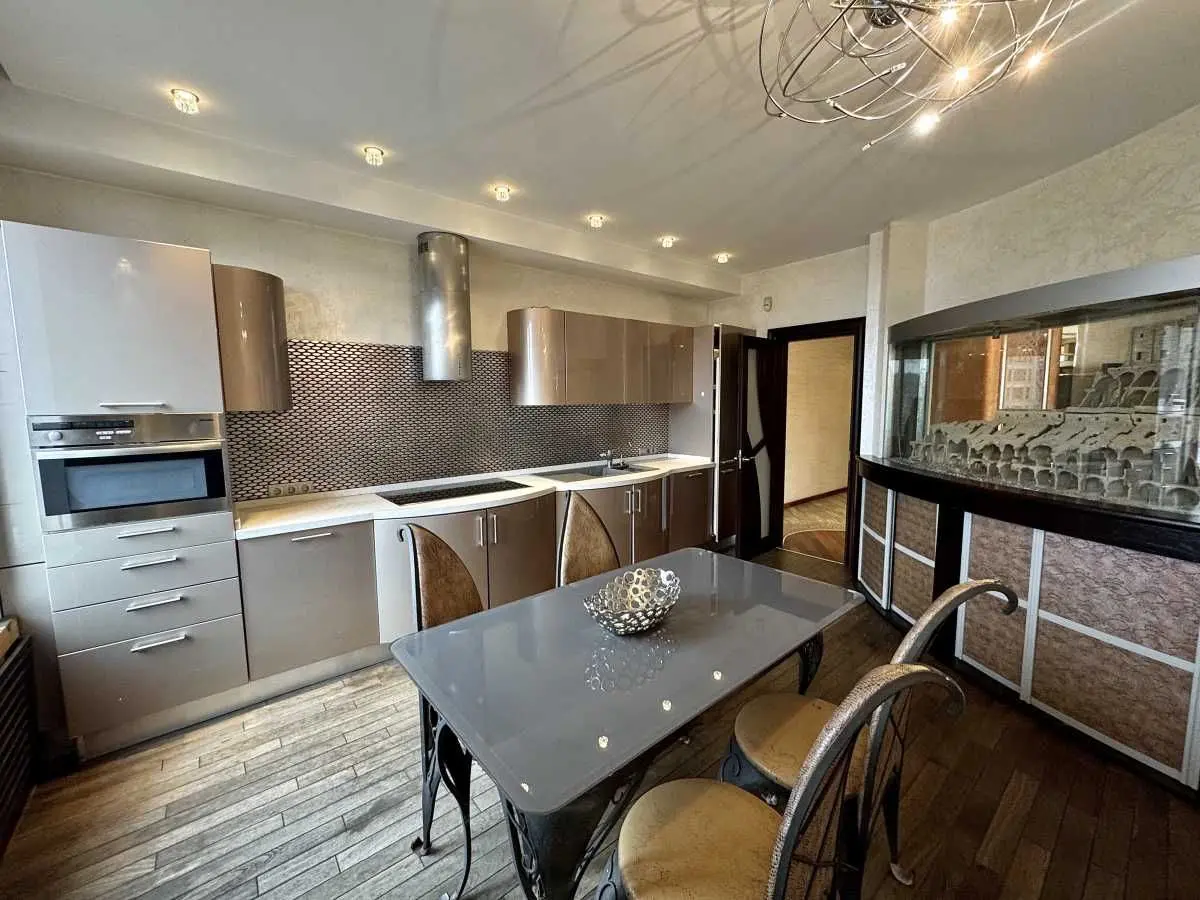 Фото Rent a 4-room apartment, Zhylianska Street 59 Kyiv for long-term rent, price: 52000 UAH, code 8762