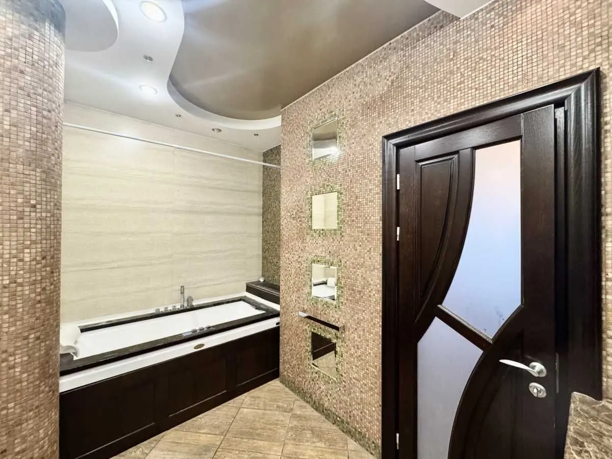 Фото Rent a 4-room apartment, Zhylianska Street 59 Kyiv for long-term rent, price: 52000 UAH, code 8762