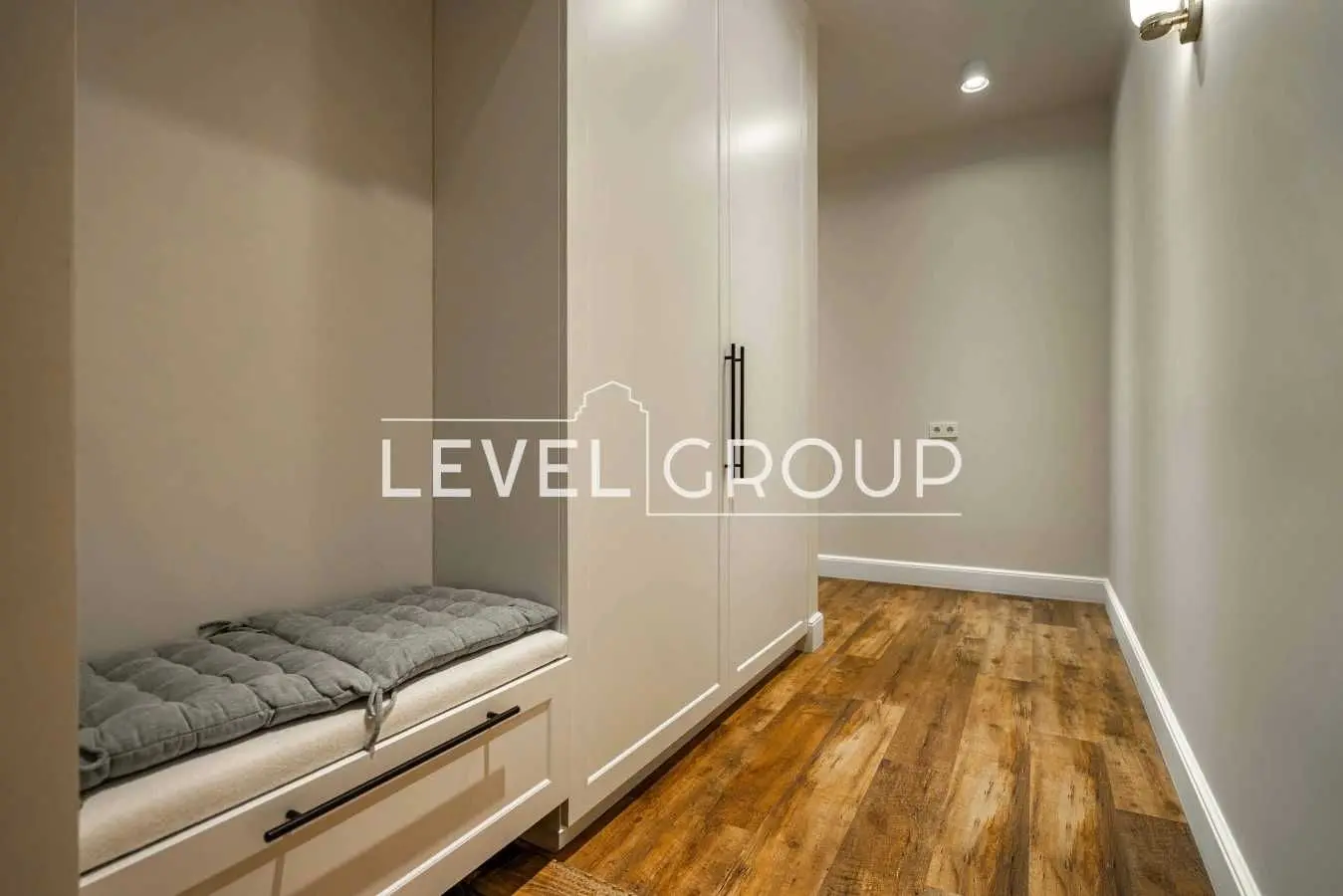 Фото Selling a 2-room apartment, 75.7 sq.m., Zolotoustivska Street  Kyiv, price: 239000 USD, code 8767