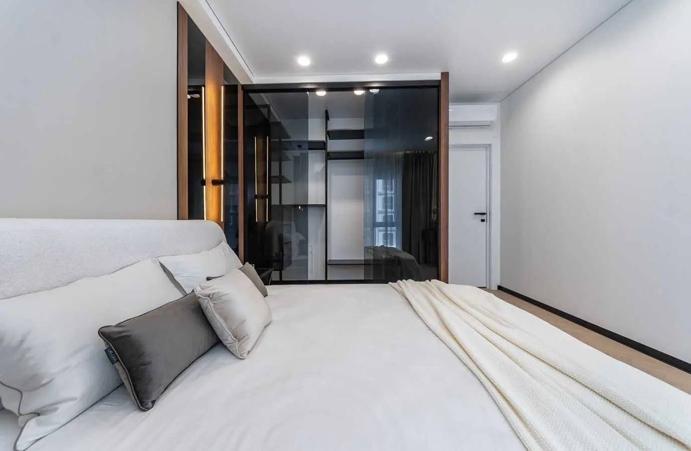 Фото Selling a 1-room apartment, 41 sq.m., Mykhaila Maksymovycha Street (Onufriia Trutenka Street)  Kyiv, price: 115000 USD, code 8859