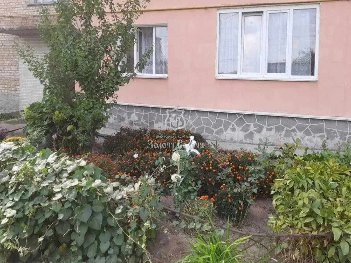 Фото Selling a 3-room apartment, 74 sq.m., Yevropeiska street  Hoholiv, price: 42000 USD, code 8943