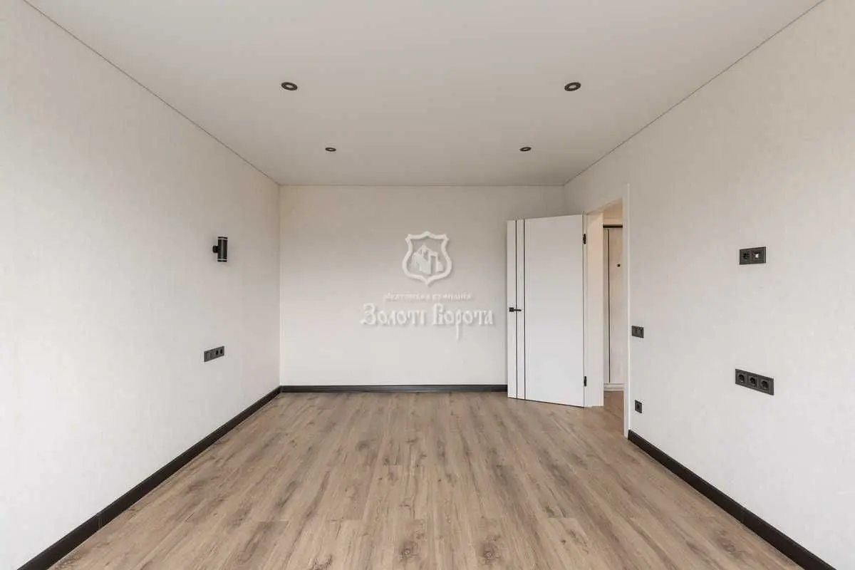 Фото Продаю 2 кімнатну квартиру, 60 кв. м, Сергія Данченка вул. 28 Київ, ціна: 99000 USD, код 8971