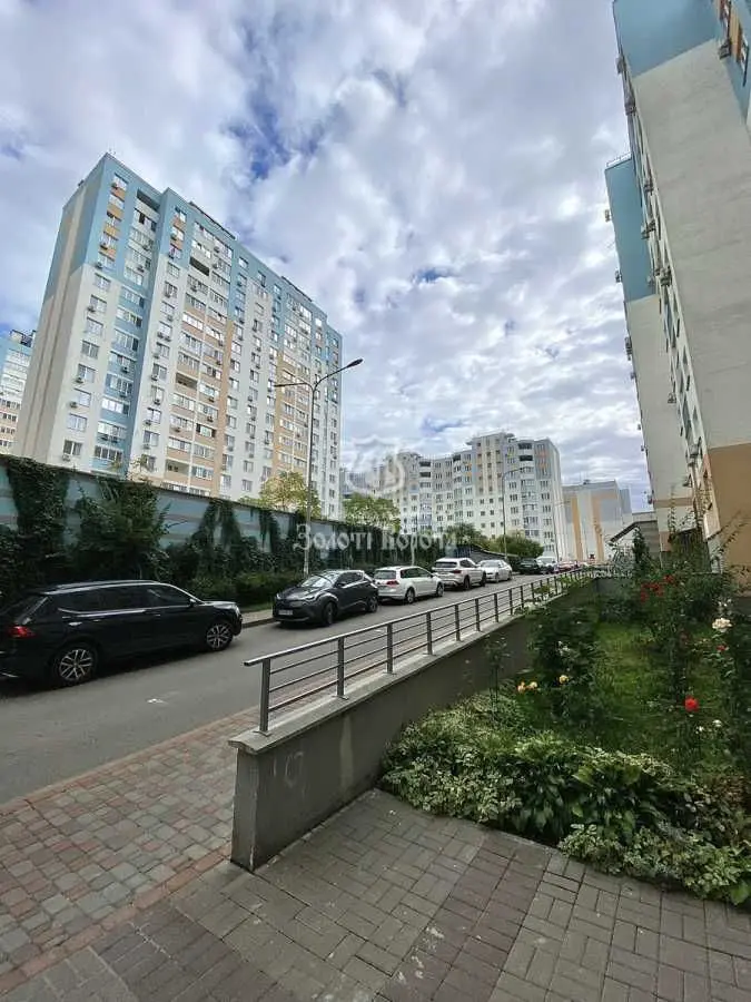 Фото Продаю 2 кімнатну квартиру, 60 кв. м, Сергія Данченка вул. 28 Київ, ціна: 99000 USD, код 8971