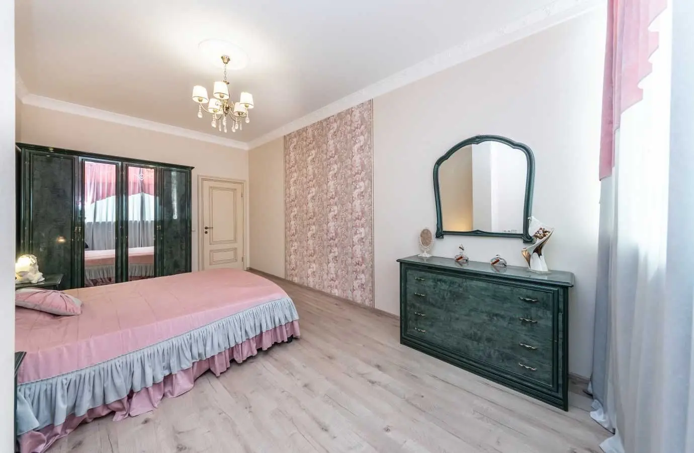 Фото Rent a 3-room apartment, Yevhena Konovaltsia Street (Schorsa Street) 36Е Kyiv for long-term rent, price: 38000 UAH, code 9253