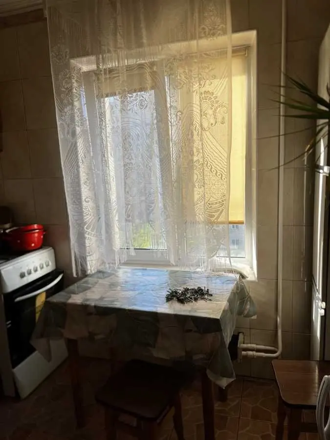 Фото Зняти 1 кімнатну квартиру, Симиренка вул. 26а Київ в довгострокову оренду, ціна: 8000 UAH, код 9445