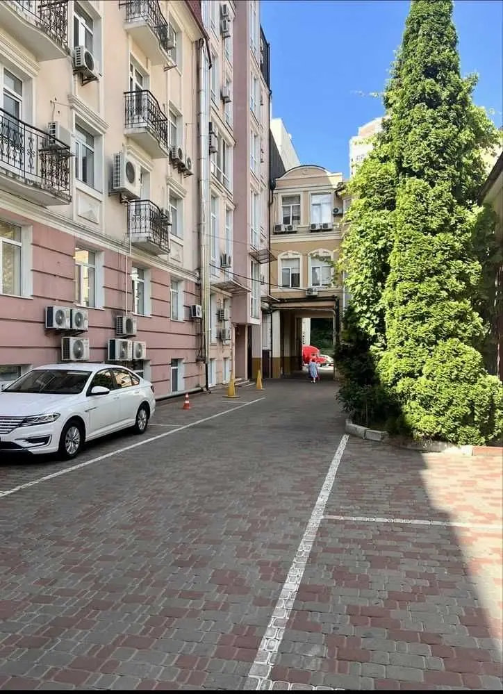 Фото Продаю офис, 345.9 кв. м, Глубочицкая ул. 40 Киев, цена: 800 USD, код 9605